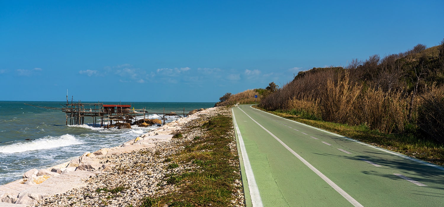 Percorso ciclo-pedonale in Abruzzo, splendido tratto di litorale adriatico caratterizzato dalle tradizionali strutture di pesca su palafitte chiamate Trabocchi.